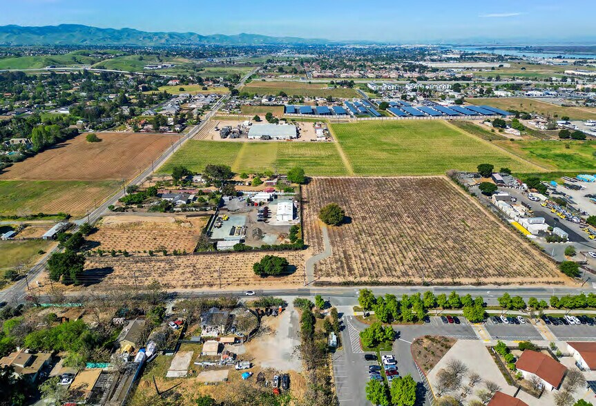 5181 Live Oak Ave, Oakley, CA à vendre - Photo du bâtiment - Image 2 de 6