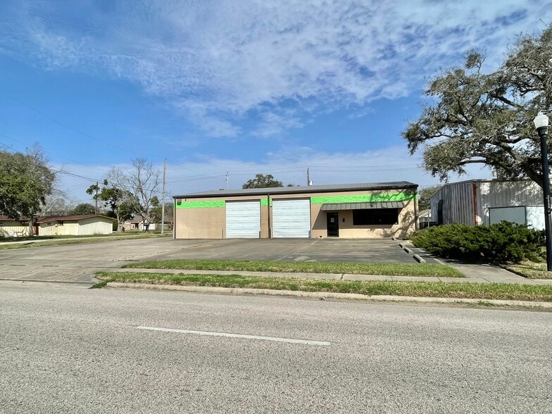 500 E Plantation Dr, Clute, TX for sale - Building Photo - Image 2 of 24