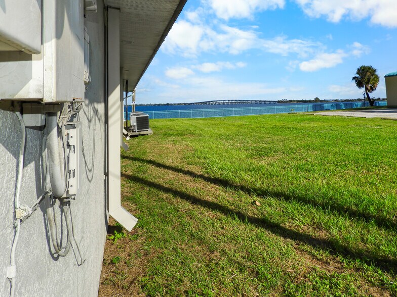1331 S Harbor City Blvd, Melbourne, FL à louer - Photo du bâtiment - Image 3 de 21