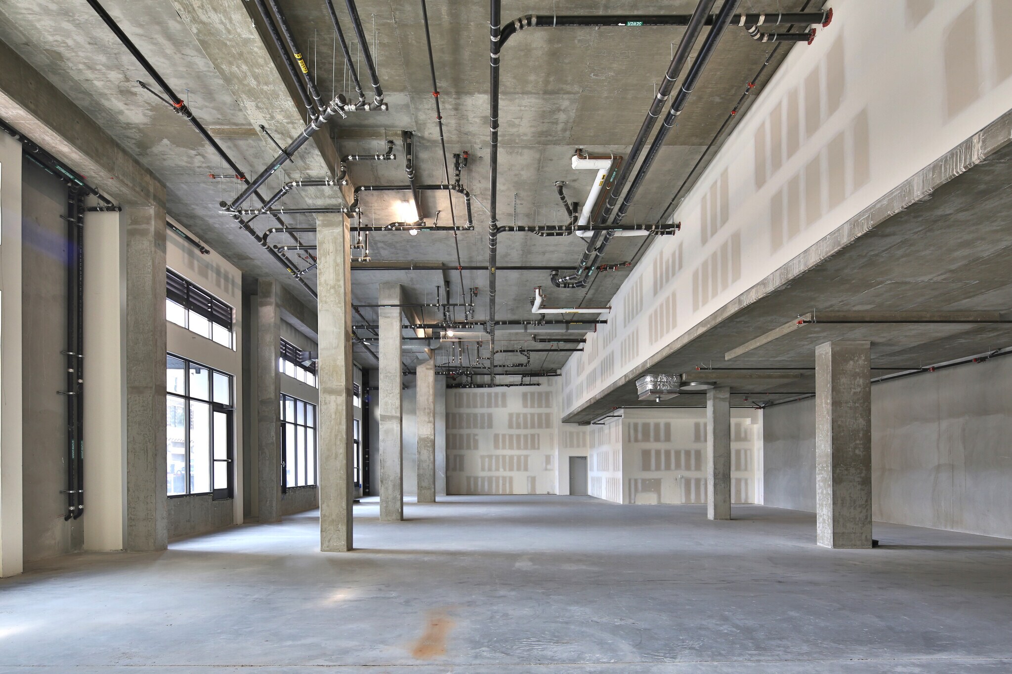 437 S Hill St, Los Angeles, CA for lease Interior Photo- Image 1 of 2