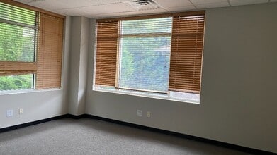 3311 N Berkeley Lake Rd NW, Berkeley Lake, GA à louer Photo intérieure- Image 2 de 13