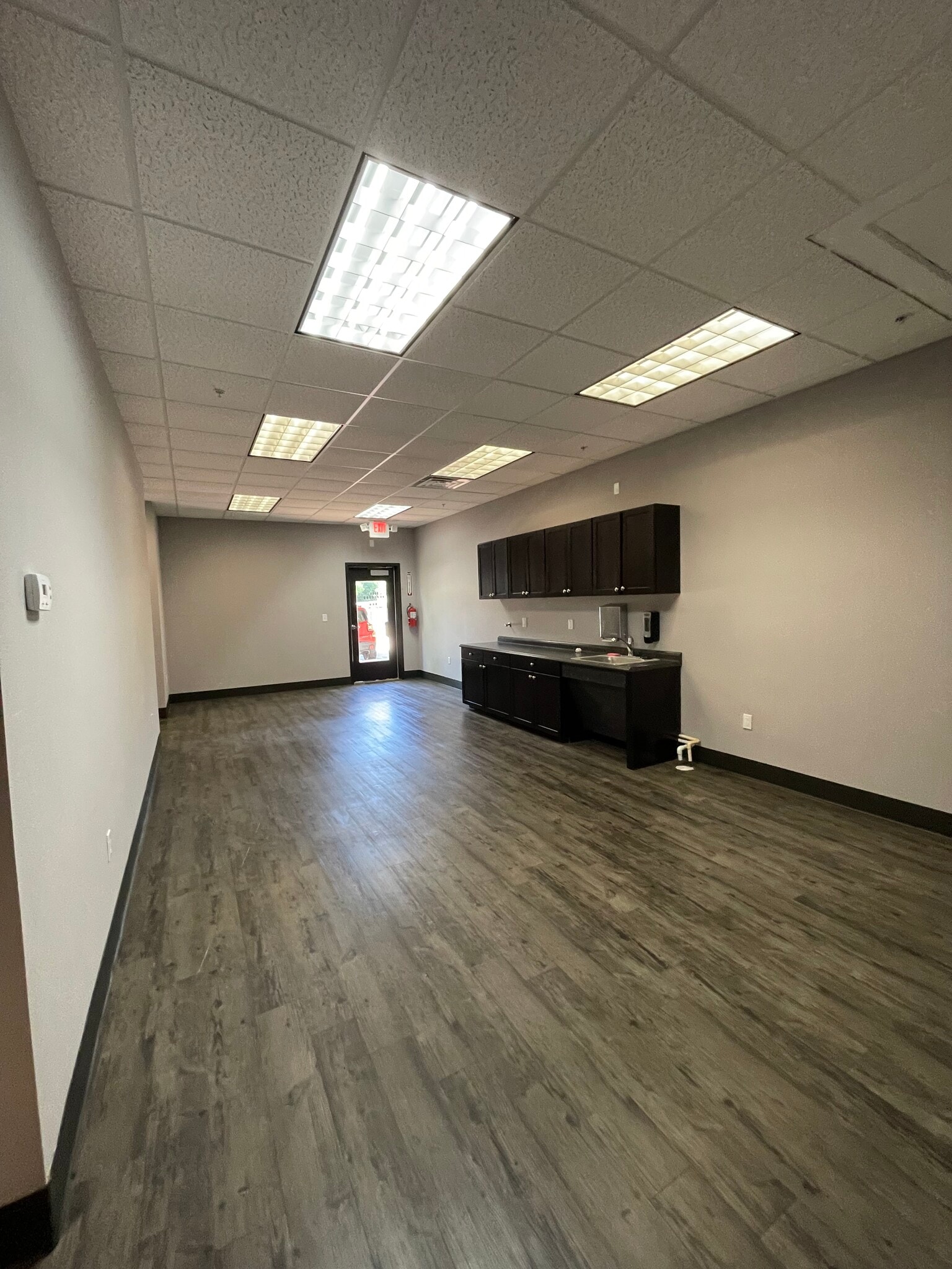 7560 Glenview Dr, Richland Hills, TX for lease Interior Photo- Image 1 of 12