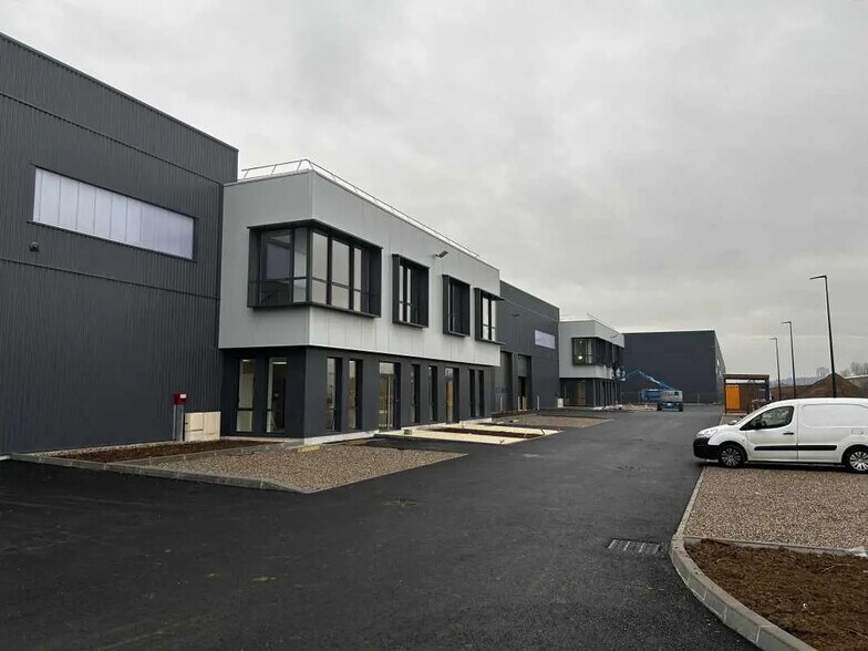 Flex dans Saint-Priest à louer - Photo du bâtiment - Image 3 de 21