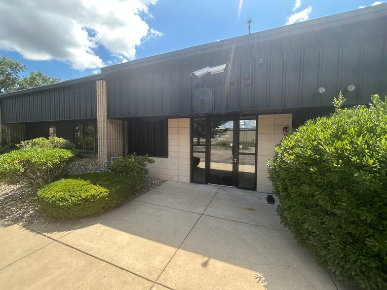 2831 Dexter Dr, Elkhart, IN for lease - Building Photo - Image 2 of 10
