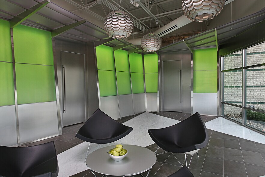 45525 Grand River Ave, Novi, MI à vendre - Photo du bâtiment - Image 3 de 12