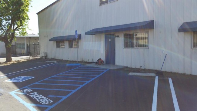Plus de détails pour 445 E Menlo Ave, Hemet, CA - Industriel à louer