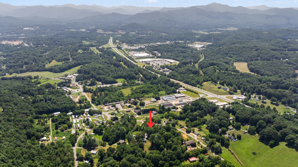 1689 Old Murphy Rd, Franklin, NC à vendre - Photo du bâtiment - Image 2 de 33