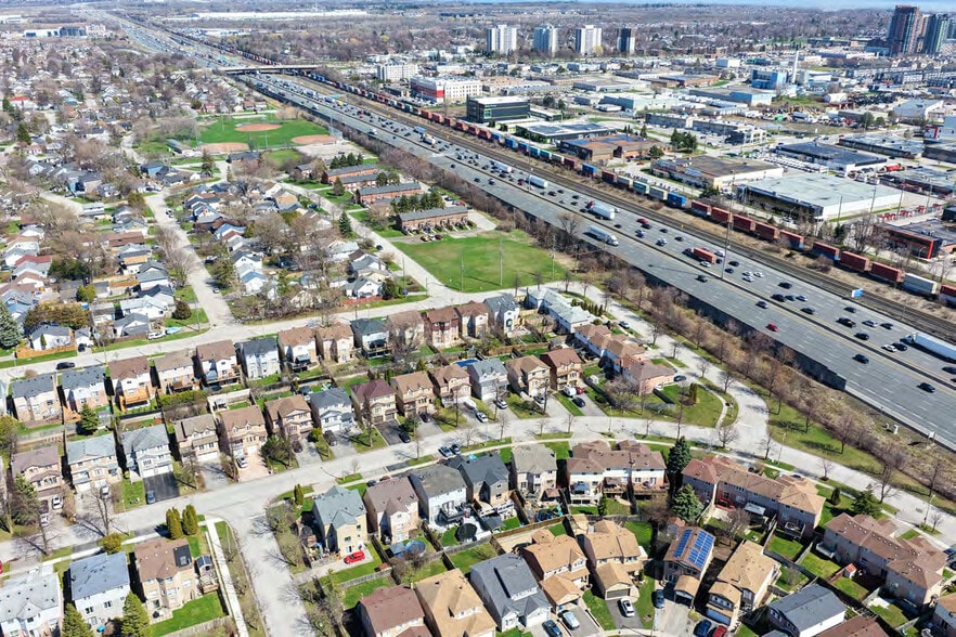 71 Cedar St, Ajax, ON à vendre - Photo du bâtiment - Image 3 de 7