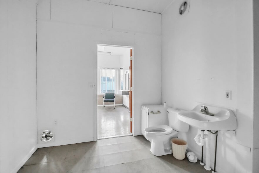 1243 Michigan Ave, Bay City, MI for lease - Building Photo - Image 2 of 20