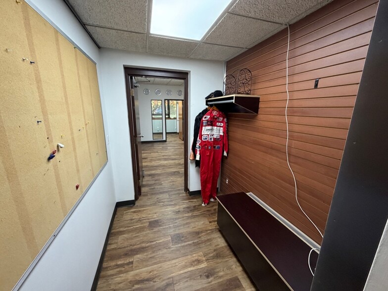 555 Elmwood Dr, Troy, MI for lease - Interior Photo - Image 3 of 14