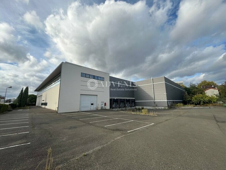 Office in Romainville for lease - Building Photo - Image 2 of 11