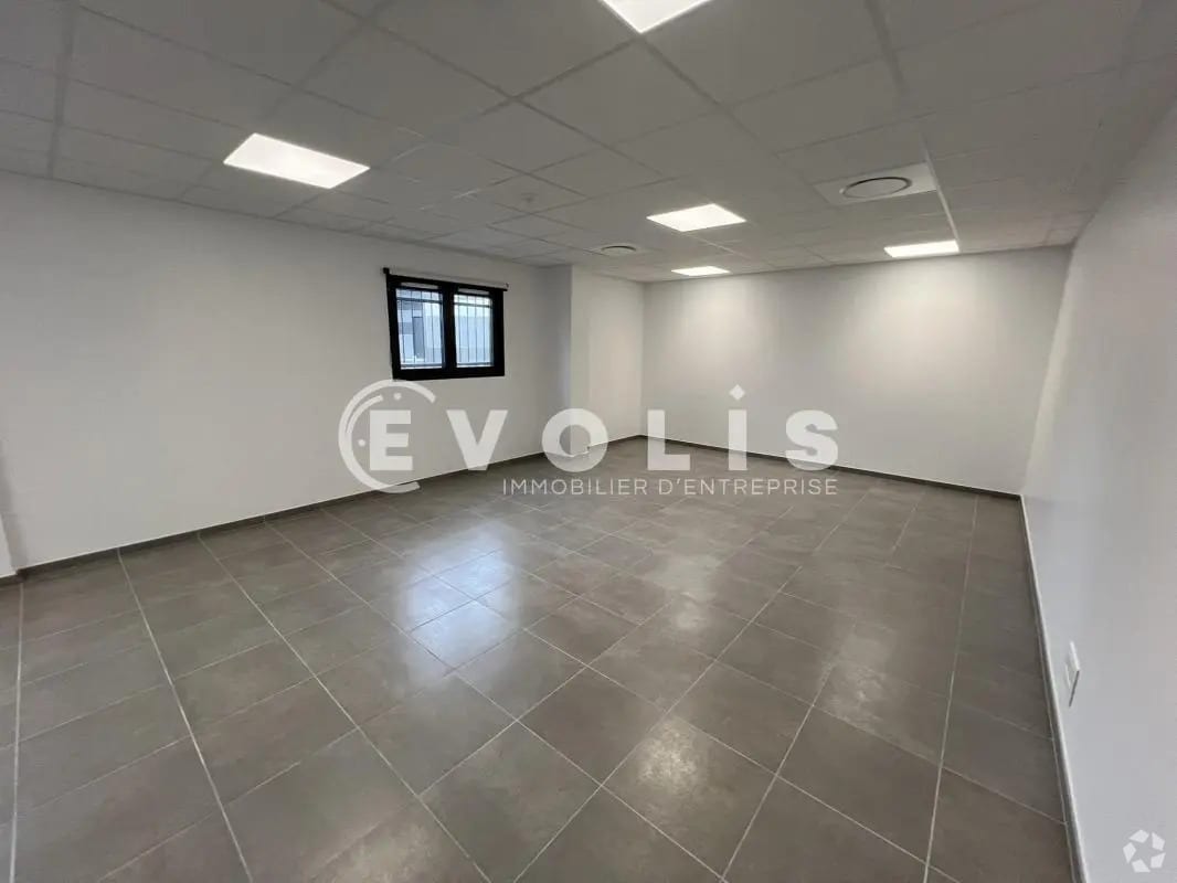 Flex in Janneyrias for lease Interior Photo- Image 1 of 26