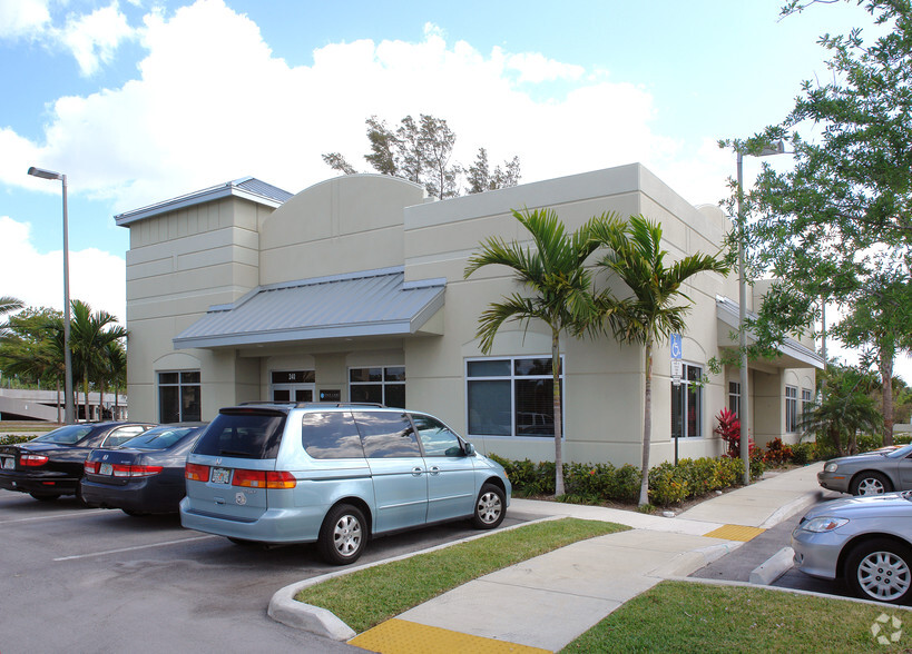 240 SW Natura Ave, Deerfield Beach, FL for lease - Building Photo - Image 2 of 6