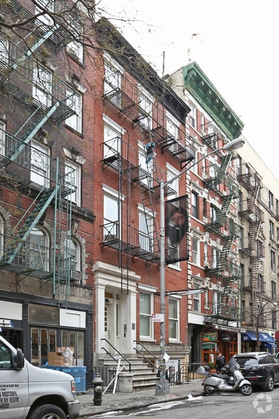 228 Thompson St, New York, NY for lease - Primary Photo - Image 1 of 15