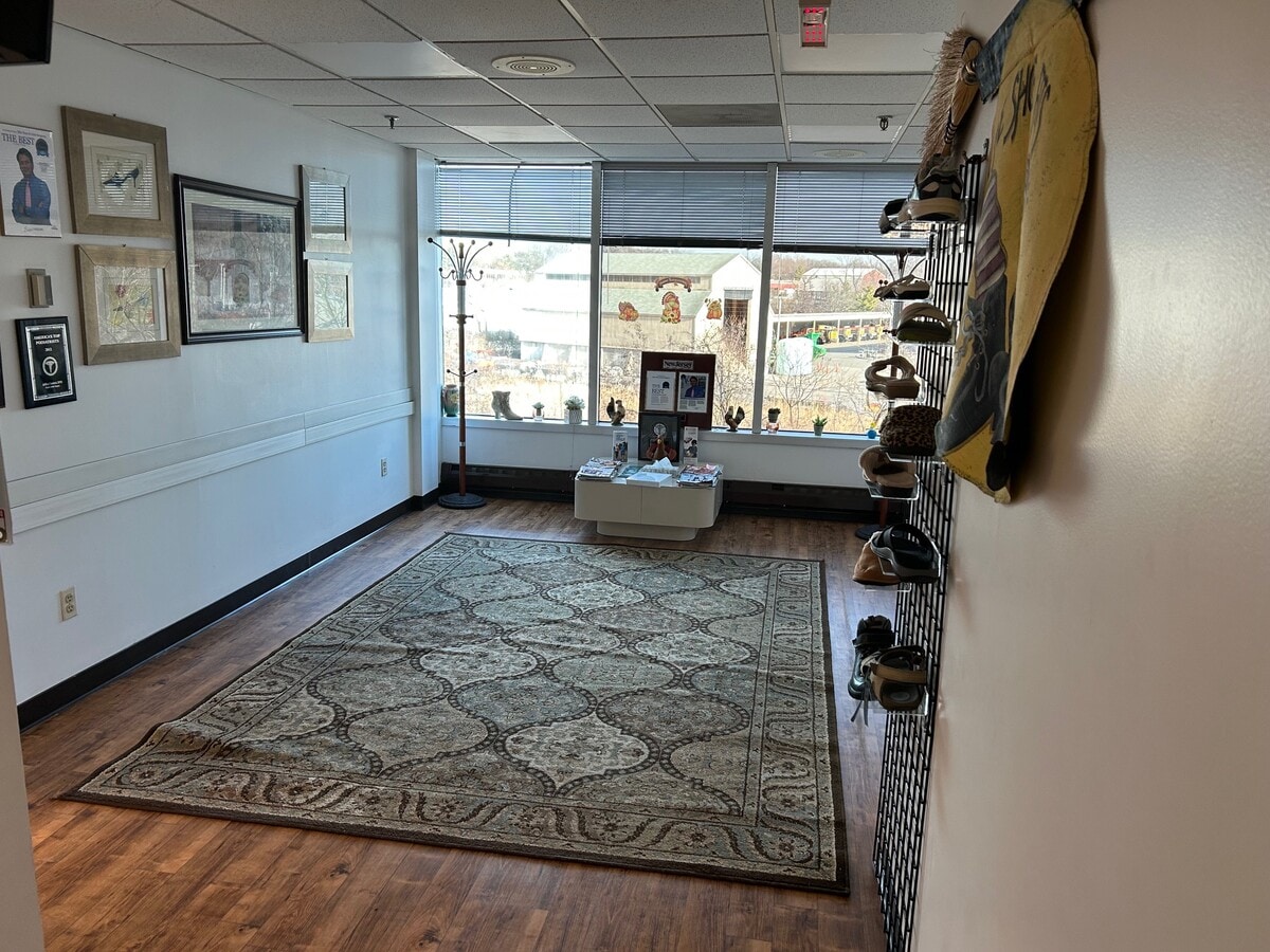 2 Sears Dr, Paramus, NJ 07652 - Unité 201 -  - Photo intérieure - Image 1 of 6