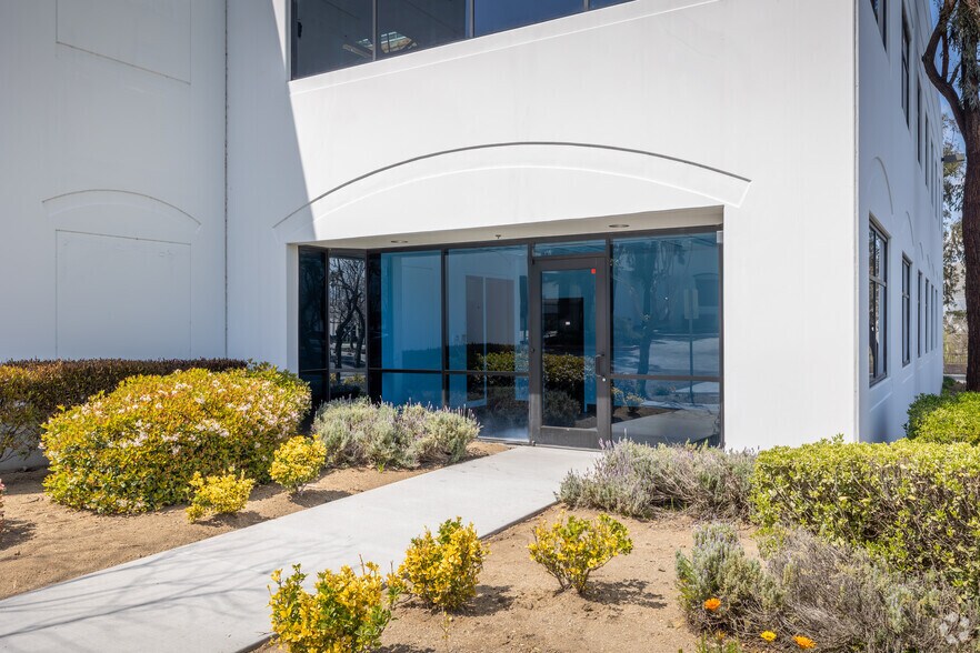 7275 Sycamore Canyon Blvd, Riverside, CA à louer - Photo du bâtiment - Image 2 de 8