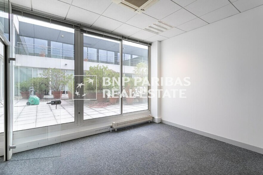 Office in Saint-Denis for sale - Building Photo - Image 2 of 11