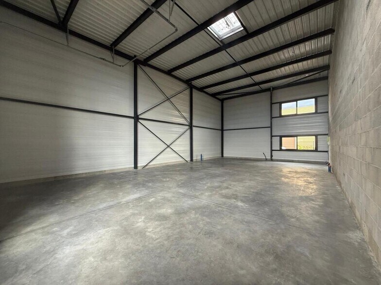 Industrial in Montagnat for lease - Interior Photo - Image 3 of 5