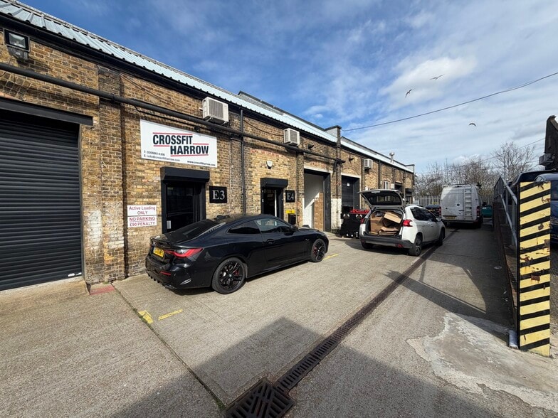 Rosslyn Cres, Harrow for lease - Building Photo - Image 2 of 5