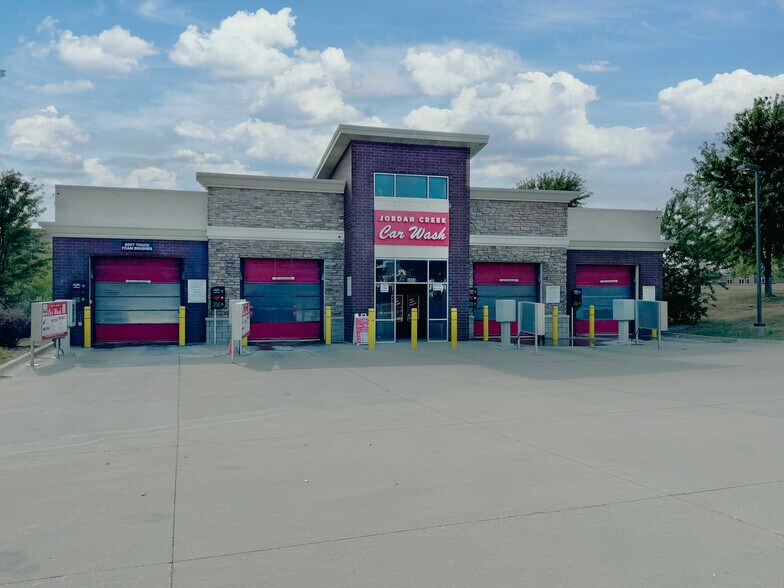 6604 Coachlight Dr, West Des Moines, IA à vendre - Photo du bâtiment - Image 1 de 9