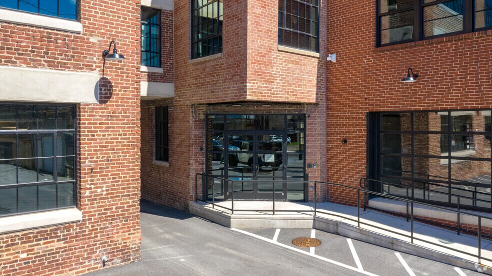 37 W Cross St, Baltimore, MD à louer - Photo du bâtiment - Image 3 de 19