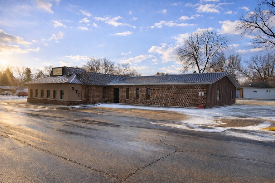 106 E Main St, Lake Mills, IA à vendre - Photo du bâtiment - Image 2 de 6