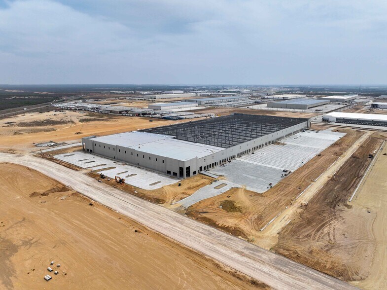 Pinnacle Logistics Center, Laredo, TX à louer - Photo du bâtiment - Image 2 de 4