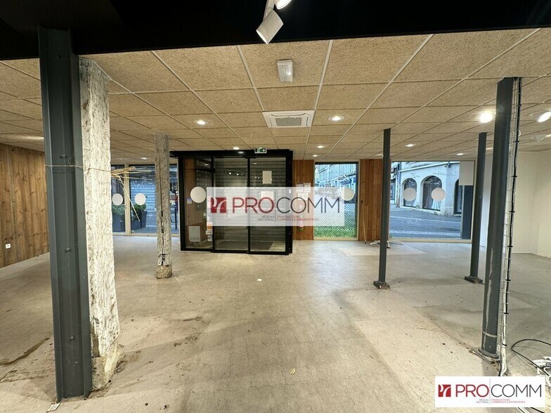Retail in Chartres for lease - Interior Photo - Image 3 of 8