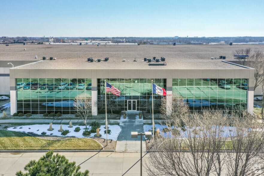 4301 121st St, Urbandale, IA à louer - Photo du bâtiment - Image 2 de 13