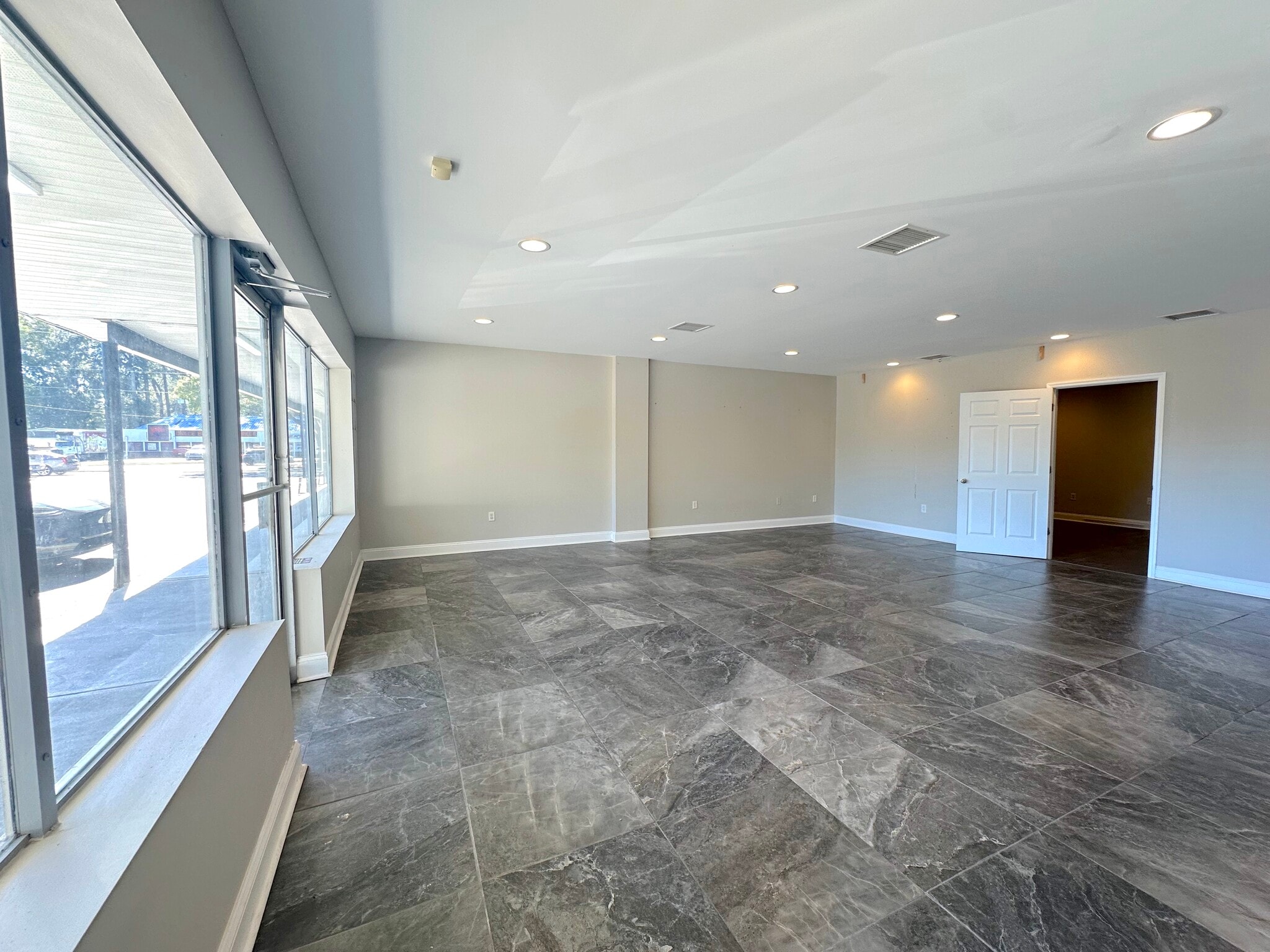1116 Montgomery Cross Rd, Savannah, GA for lease Interior Photo- Image 1 of 7