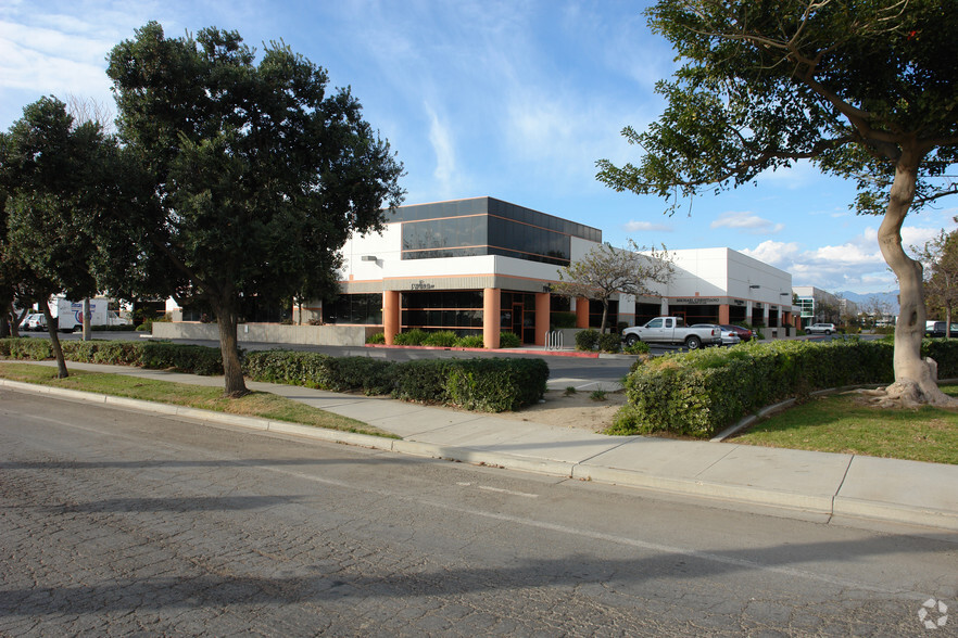 2401-2451 Eastman Ave, Oxnard, CA for sale - Primary Photo - Image 1 of 1