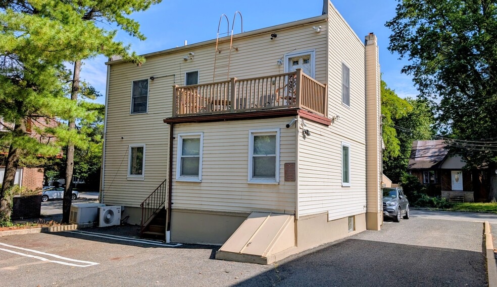 24 Farview Ter, Paramus, NJ for sale - Building Photo - Image 2 of 35