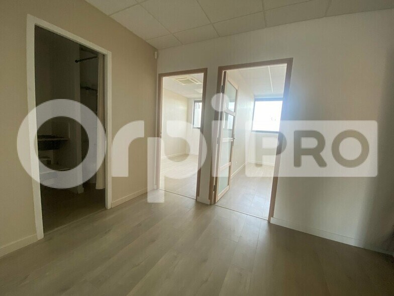 Office/Medical in Civrieux D Azergues for lease - Interior Photo - Image 2 of 10
