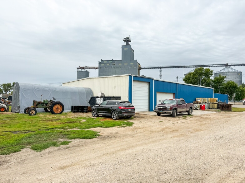 41 5th Ave S, Kindred, ND à louer - Photo du bâtiment - Image 2 de 16