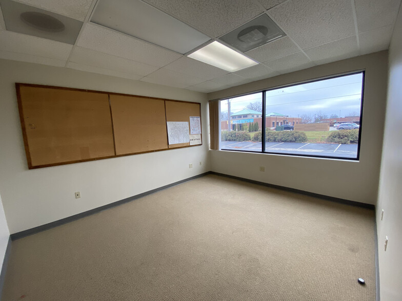 201 Devonshire Dr, Champaign, IL for lease - Interior Photo - Image 3 of 9