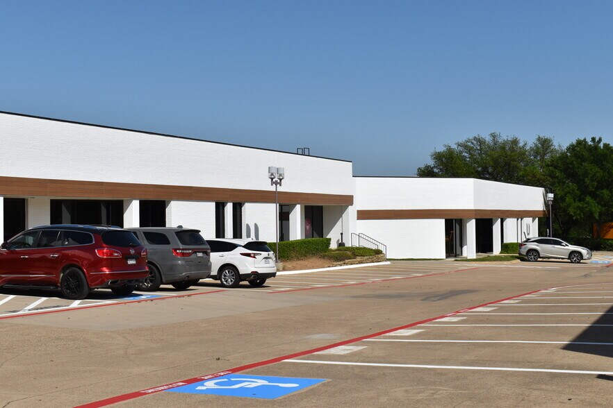 8113 Ridgepoint Dr, Irving, TX à louer - Photo du bâtiment - Image 2 de 4