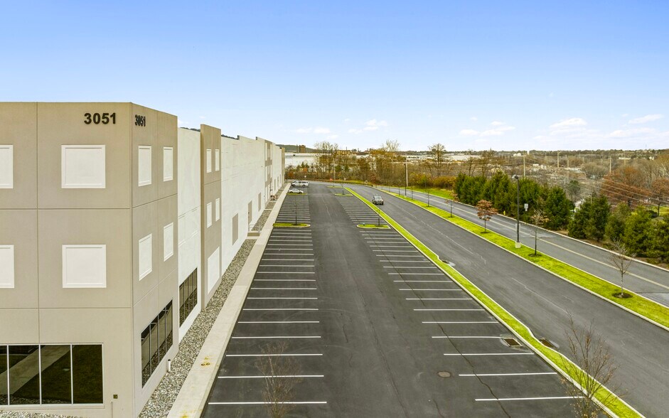 3051 Commerce Center Blvd, Bethlehem, PA à louer - Photo du bâtiment - Image 2 de 8