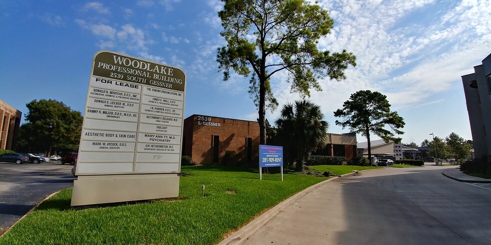 2539 S Gessner Rd, Houston, TX à louer - Photo du bâtiment - Image 2 de 4