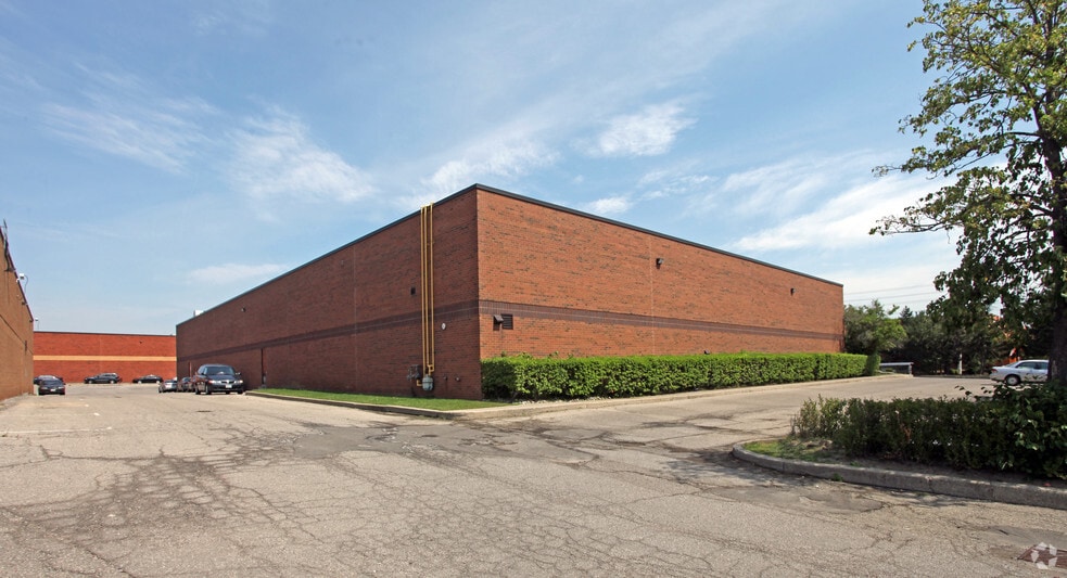6130 Tomken Rd, Mississauga, ON à vendre - Photo du bâtiment - Image 2 de 17