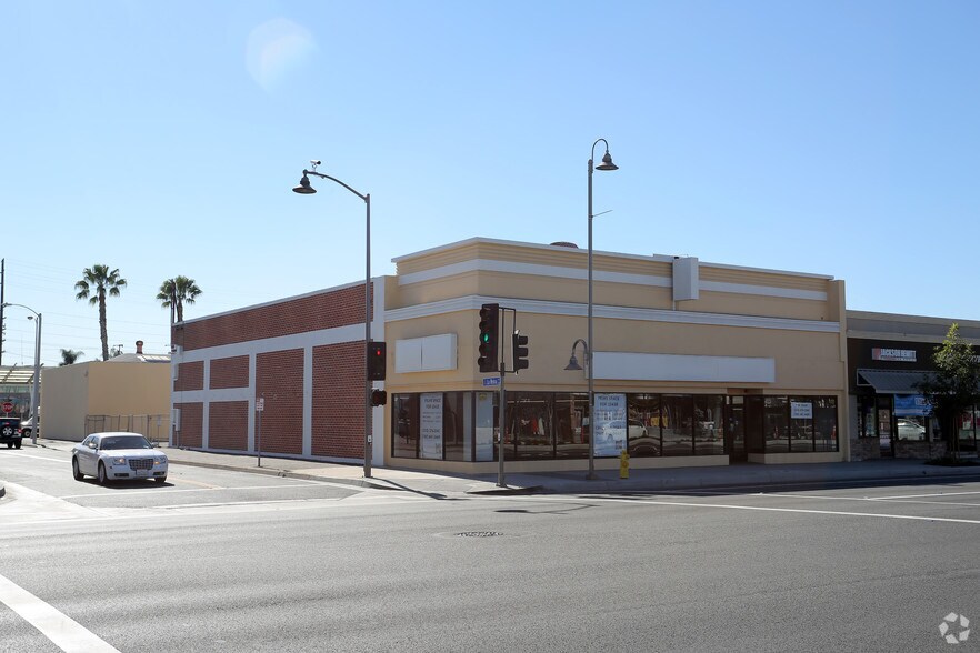8152 Firestone Blvd, Downey, CA à louer - Photo du bâtiment - Image 1 de 5