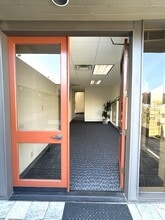 3700 Campus Dr, Newport Beach, CA à louer Hall d’entrée- Image 1 de 13