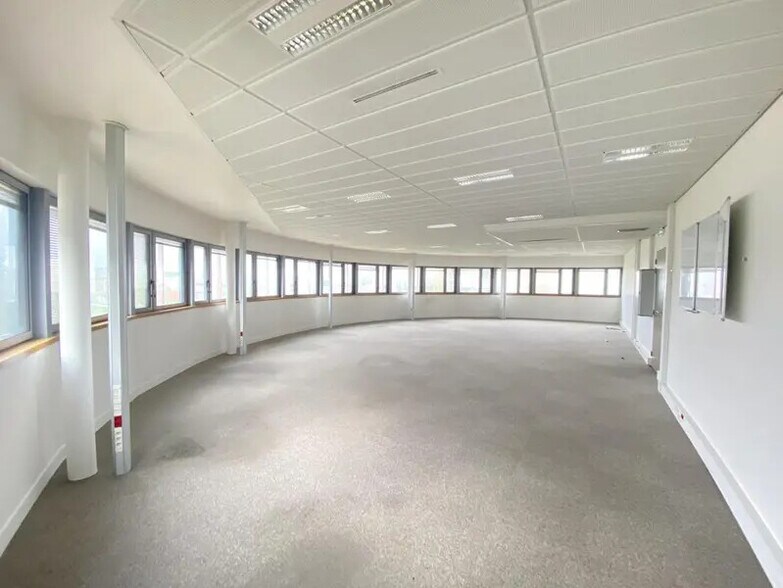Office in Buchelay for lease - Interior Photo - Image 3 of 10