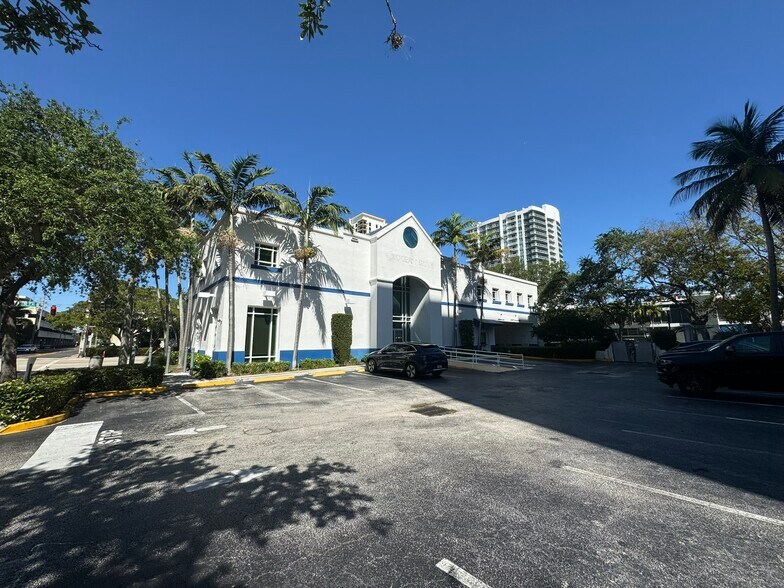 200 NE 3rd Ave, Fort Lauderdale, FL à louer - Photo du bâtiment - Image 2 de 7