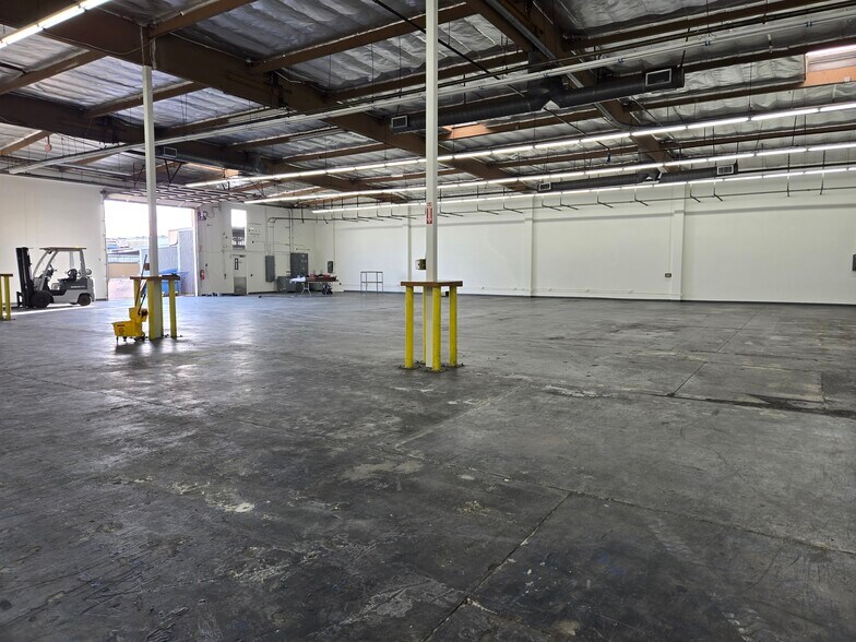 20554 Plummer St, Chatsworth, CA à louer - Photo du bâtiment - Image 3 de 11