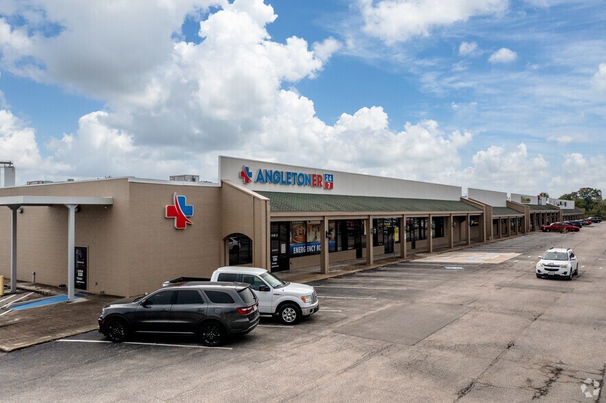 1100-1116 E Mulberry St, Angleton, TX à louer - Photo du bâtiment - Image 2 de 6