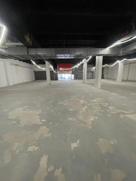 Retail in Asnières-sur-Seine for lease - Building Photo - Image 1 of 13