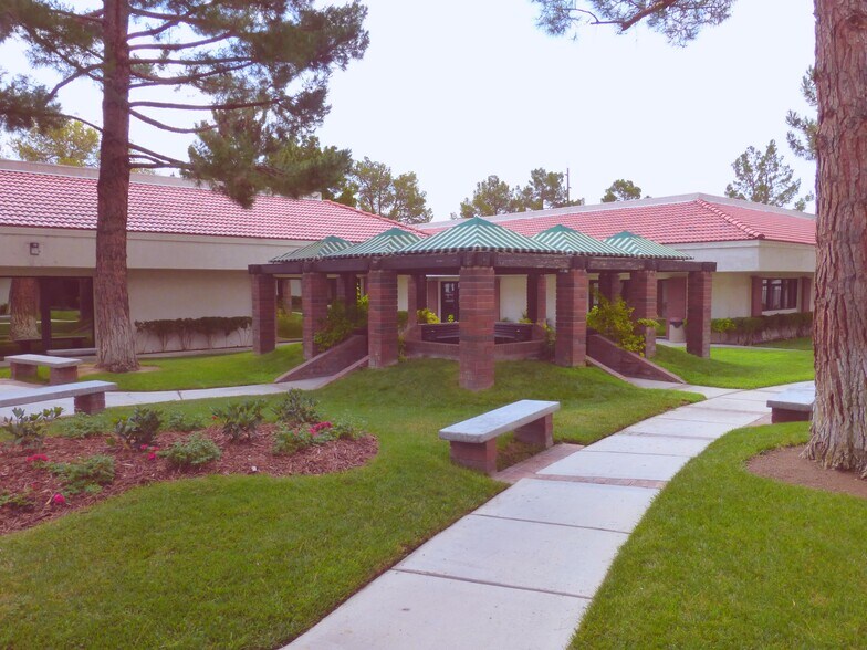 6835 W Charleston Blvd, Las Vegas, NV à louer - Photo du bâtiment - Image 2 de 18