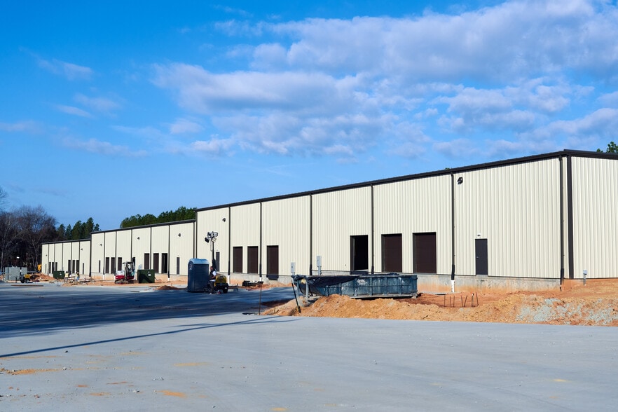 717 Brigham Rd, Greensboro, NC for lease - Building Photo - Image 1 of 13