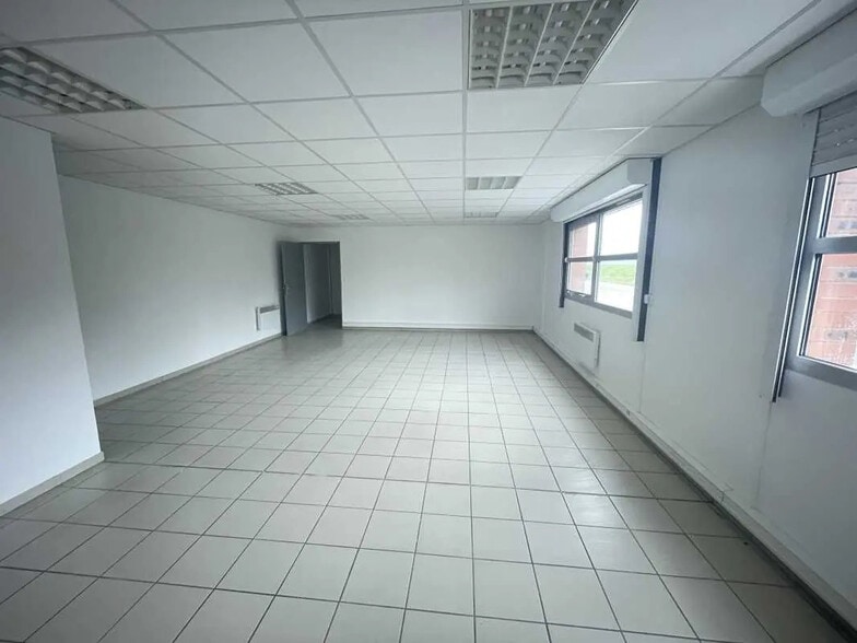 Flex in Chambly for lease - Interior Photo - Image 3 of 6