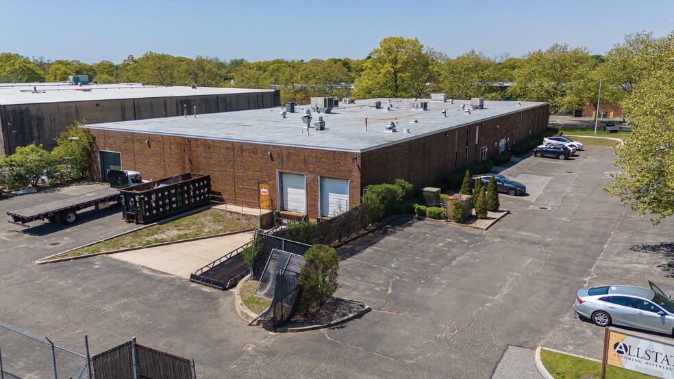 35 Hoffman Ave, Hauppauge, NY à vendre - Photo du bâtiment - Image 2 de 6